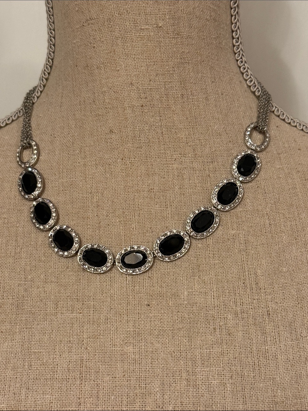 MONET SIGNED NECKLACE SILVER TONE BLACK FACETED OVALS RHINESTONE BEZEL LINKS 18